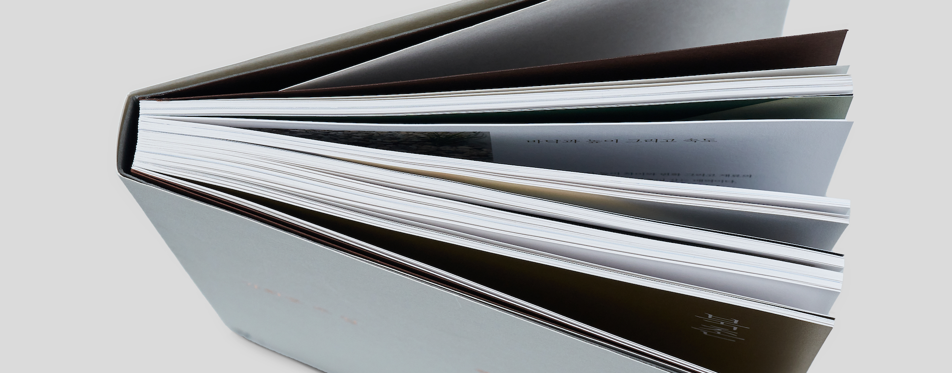 Swiss binding book standing vertically, viewed from the top to show spine and paper alignment